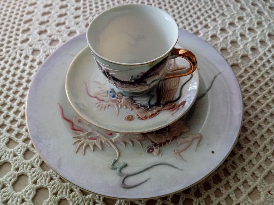 Chávena para café,  com pires e prato para bolo ou torrada.