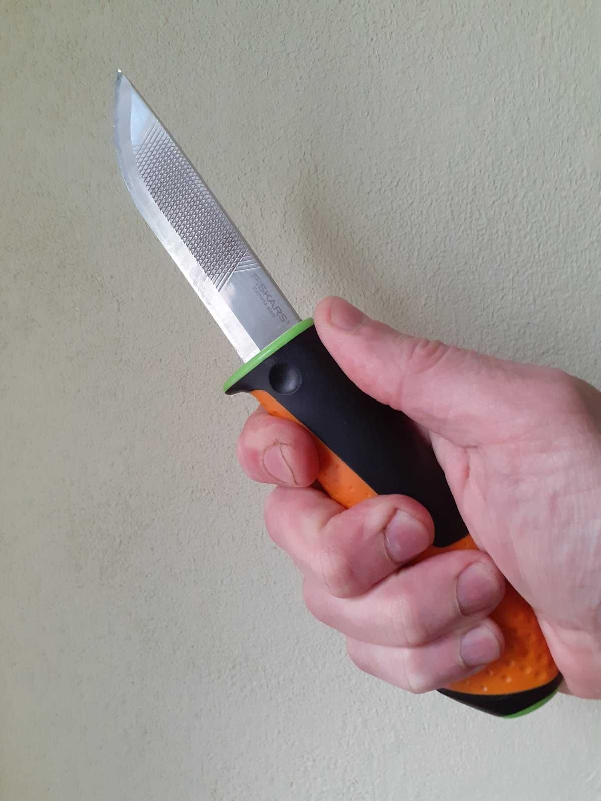 ніж для важких робіт з точилкою Fiskars