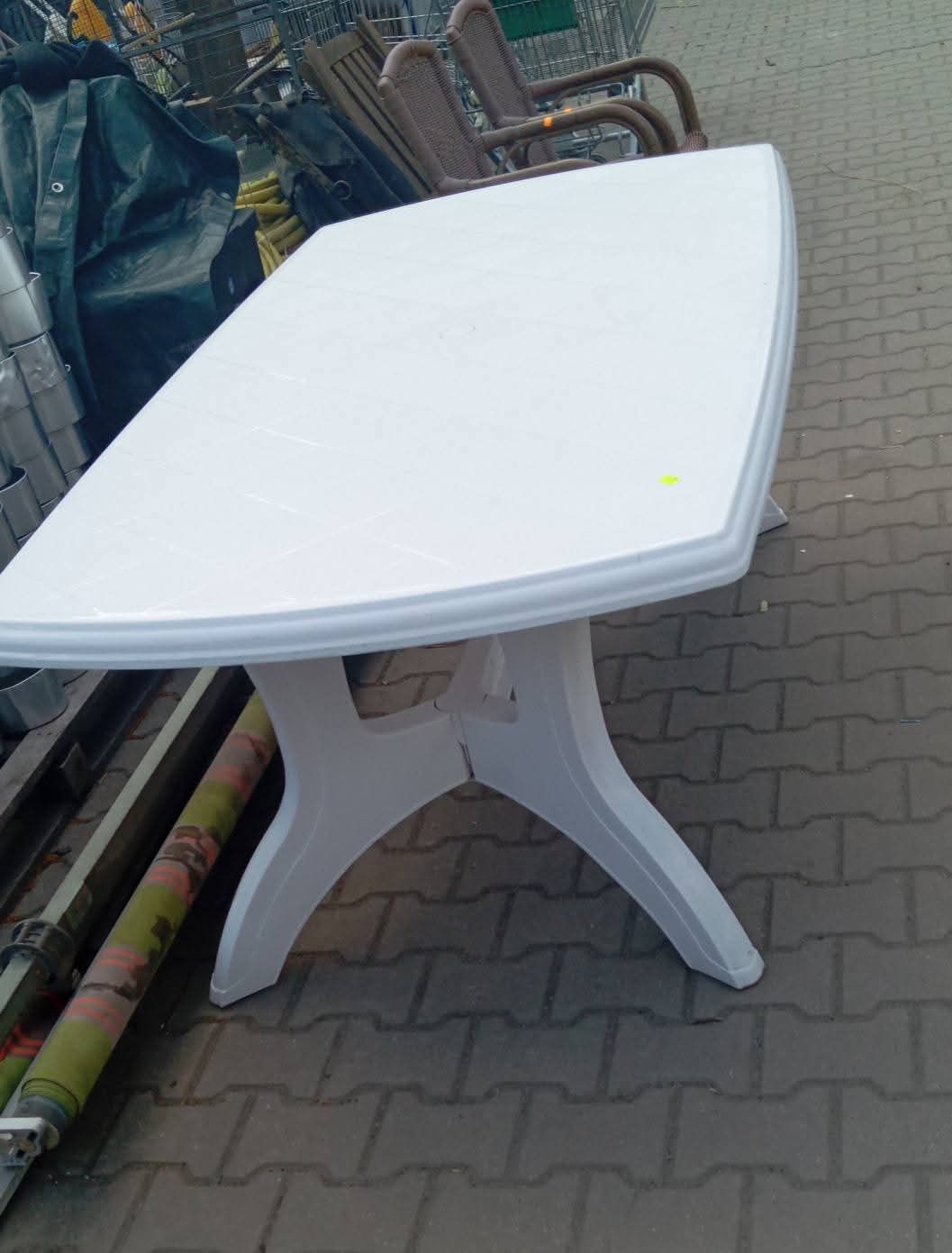 Duży stół ogrodowy plastikowy biały z miejscem na parasol