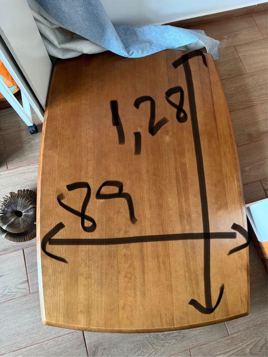 Mesa de jantar cerne, já desmontada, com 4 cadeias. Bom estado.