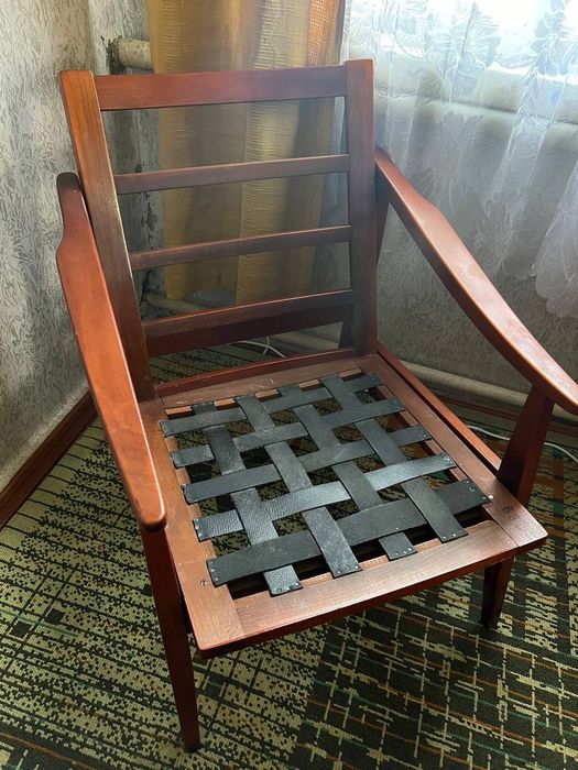 Крісло з натурального горіху вінтажне