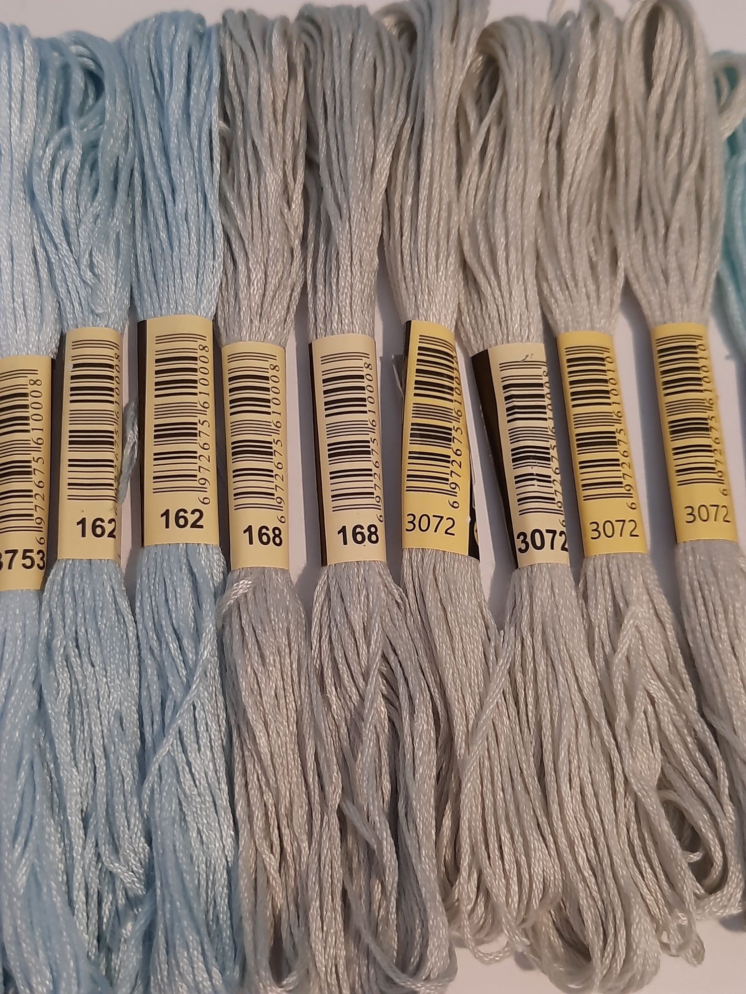 20 meadas de fio para bordados, ponto cruz e costura. 
Várias cores di