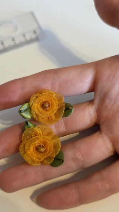 Brincos em cor laranja muito fofo