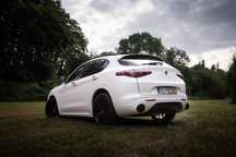 Biała elegancja- Alfa Romeo Stelvio samochód do ślubu z kierowcą Śląsk