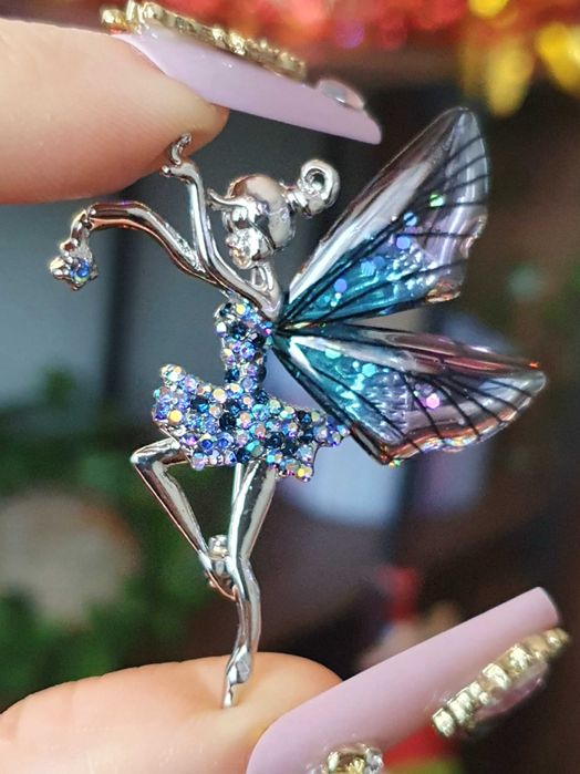 Broche / pregadeira fada prateada azul asas acrílico cristais glitter