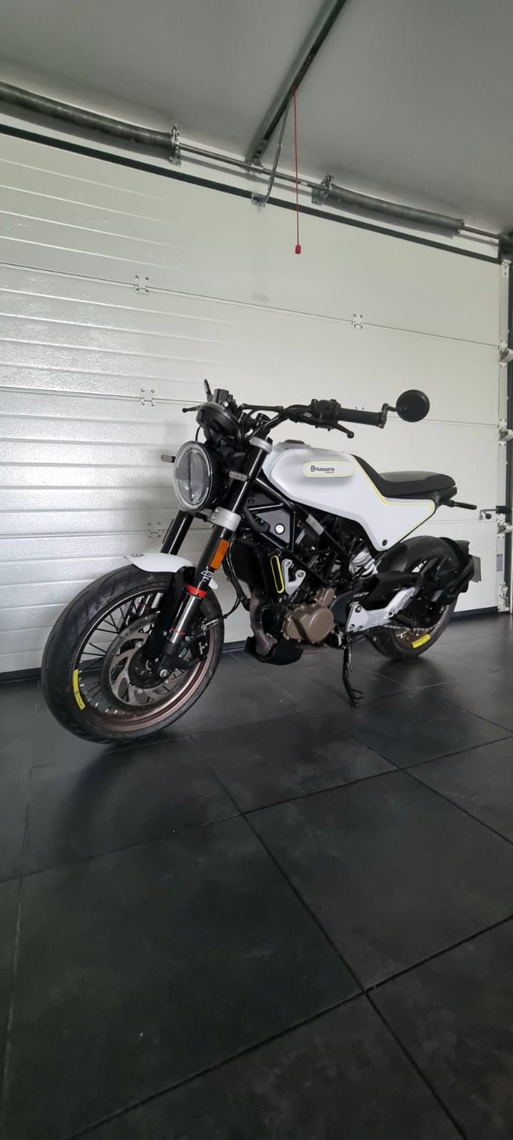 Husqvarna Svartpilen 125cc (Única)