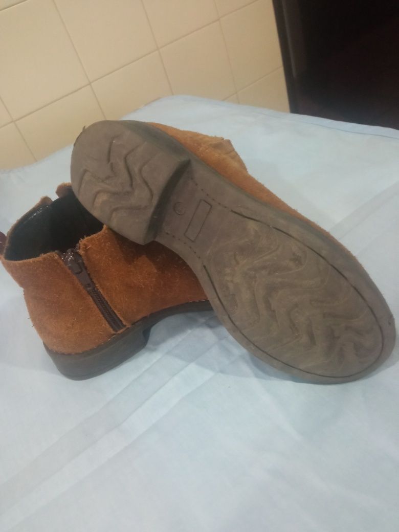 Bota de camurça castanha de menina