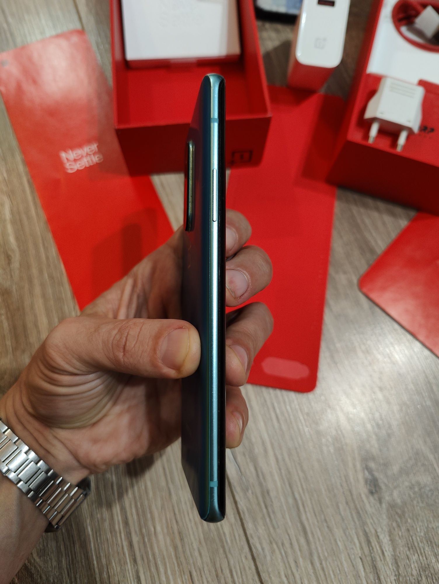 Продам смартфон One plus 8 pro 8/128