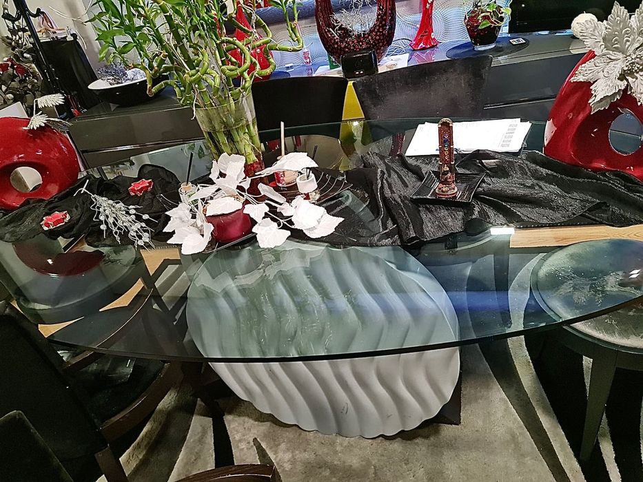 Mesa de vidro + 6 caseiras