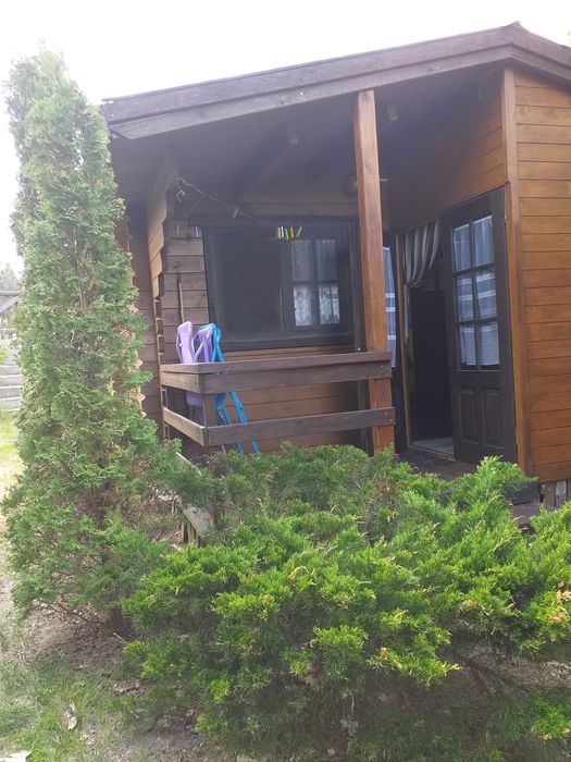 drewniany domek letniskowy nad jeziorem Wdzydze