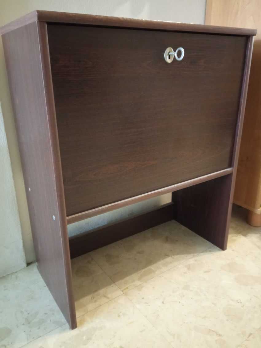 Sympatyczny, mahoniowy barek/szafka o wys. 70 cm z zamkiem na kluczyk