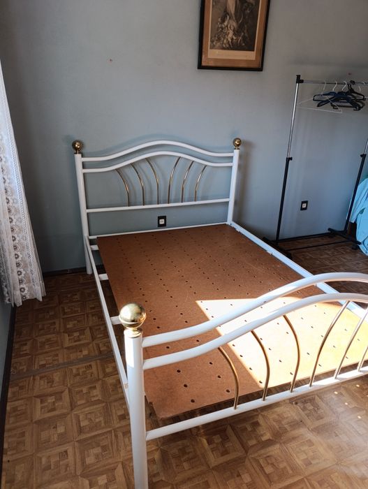 Cama em ferro branca