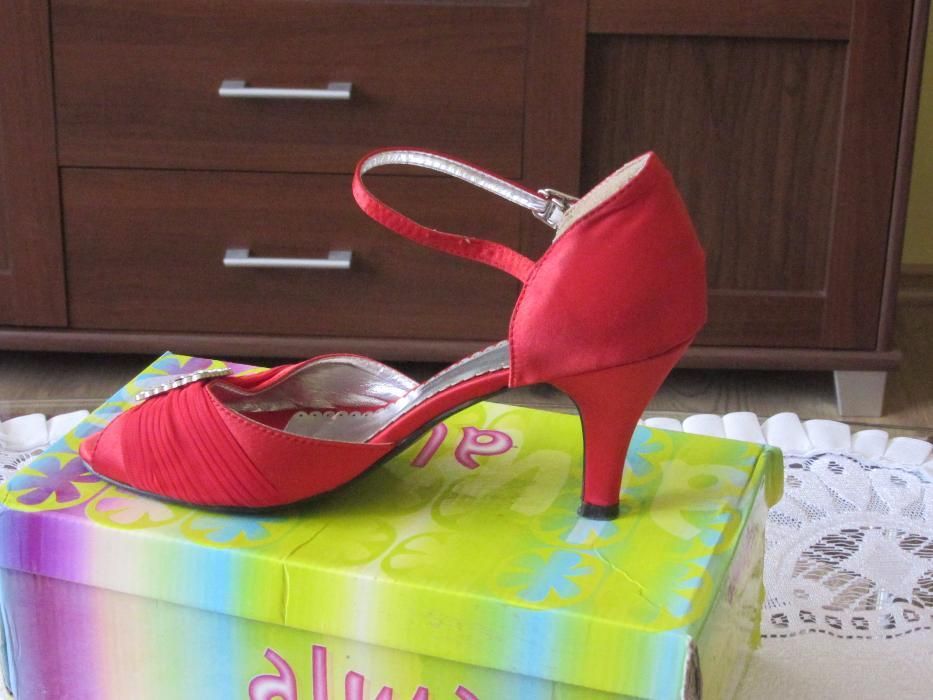 Sprzedam czerwone buty rozmiar 40
