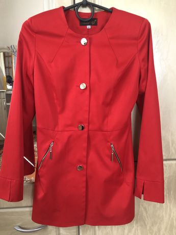 Пальто червоного кольору