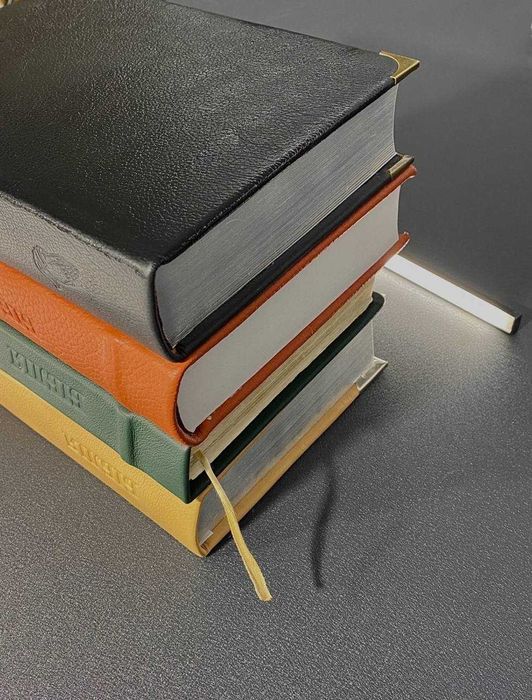 Biblia. Okładka ze skóry, wykonana ręcznie.