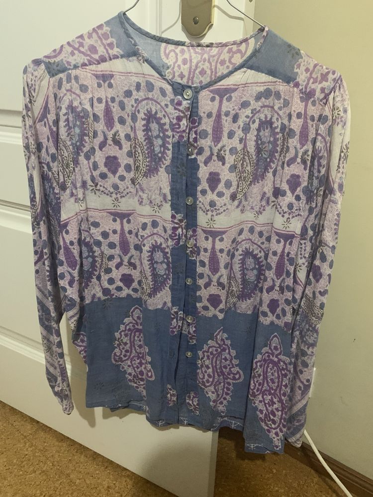 Camisa estilo hippie tamanho M com cornucópias, azul e roxo