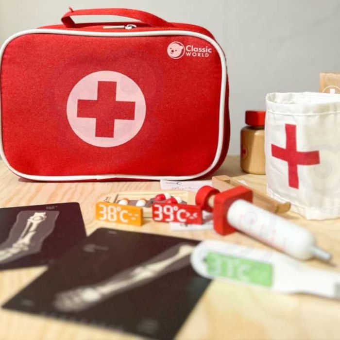 CLASSIC WORLD Drewniany Zestaw Małego Lekarza