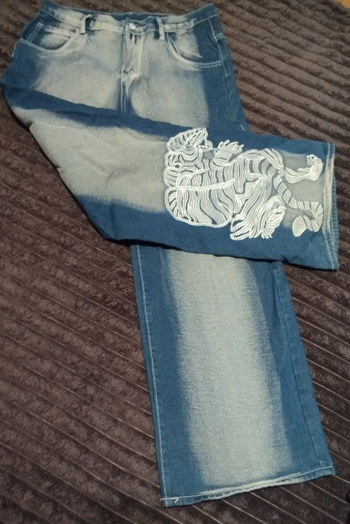 Модні широкі джинси