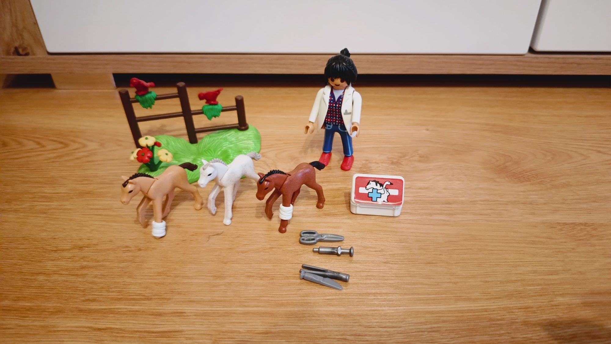 Playmobil weterynarz ze źrebakami koniki konie figurki