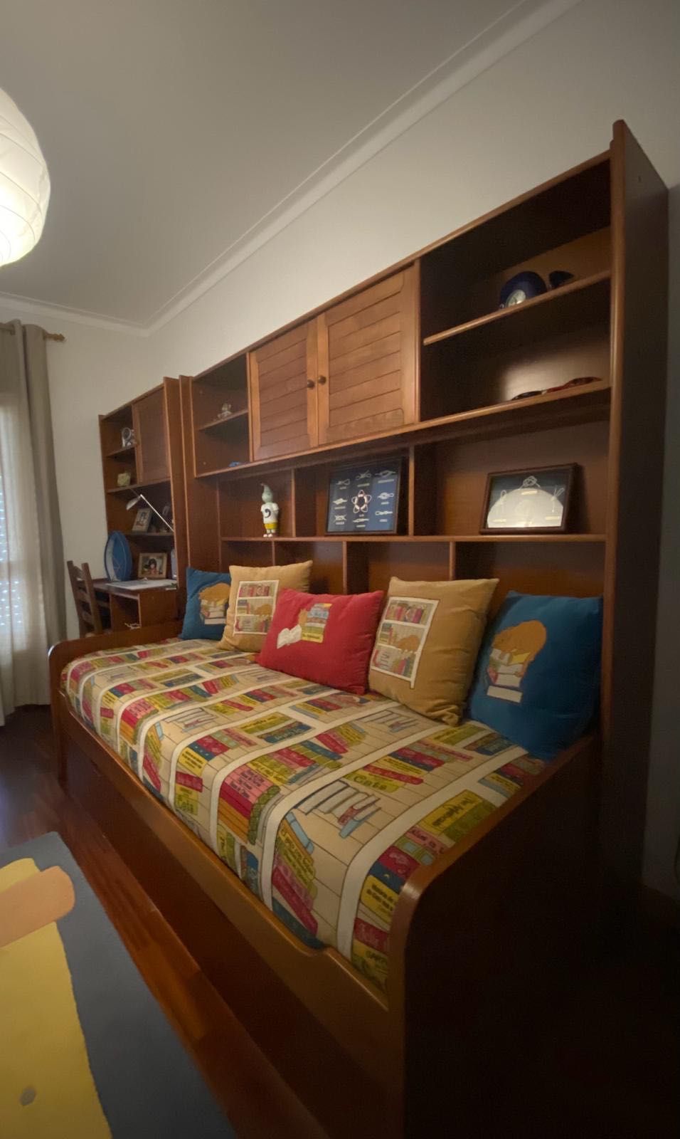 Mobília de quarto com 2 camas e secretária