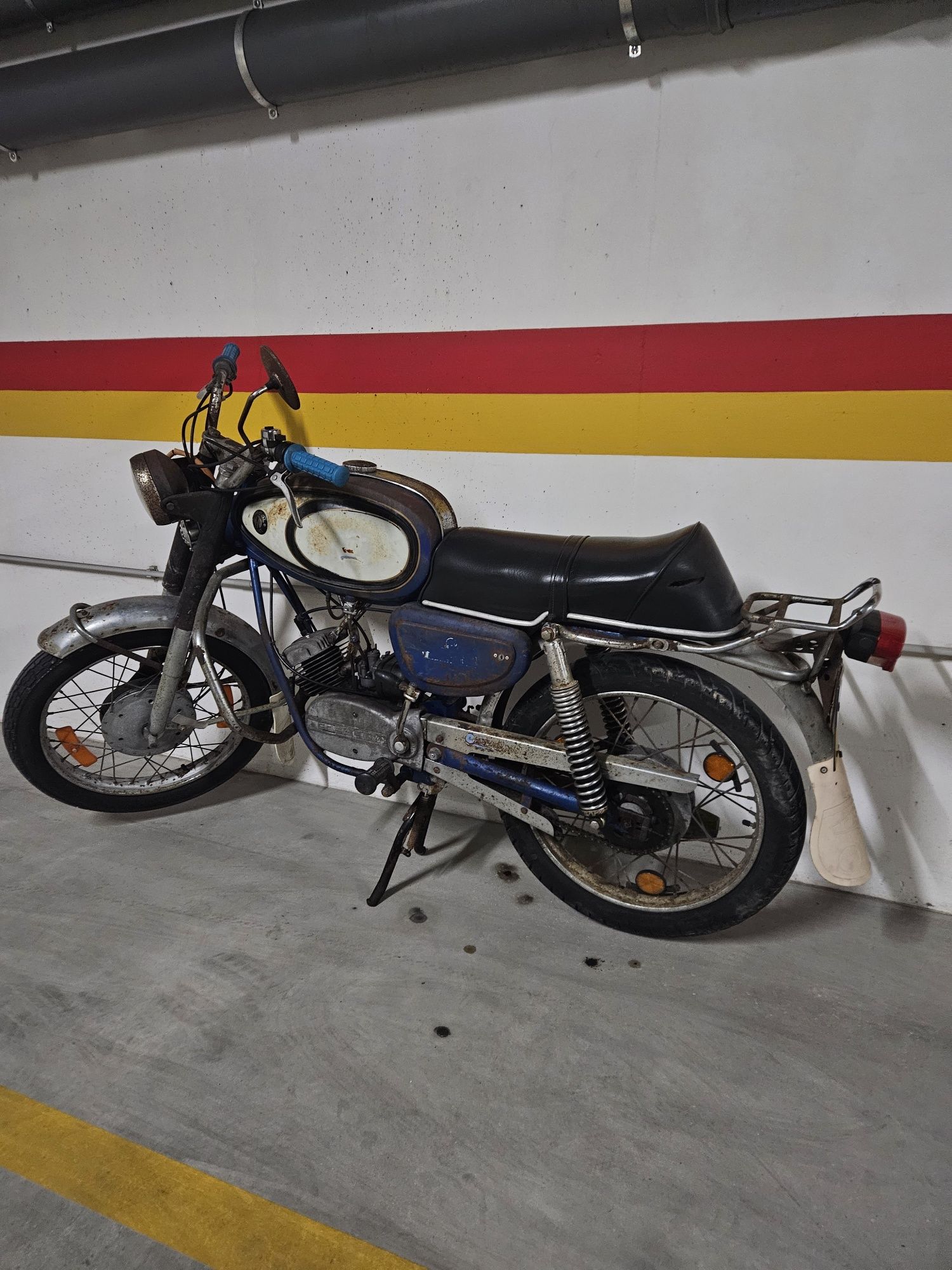 Motorizada antiga Casal