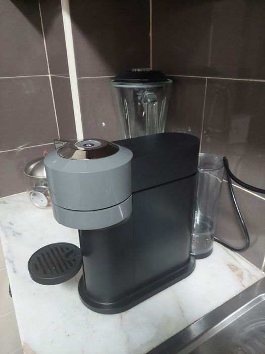 Máquina de café Nespresso Vertuo Next + Aeoroccino