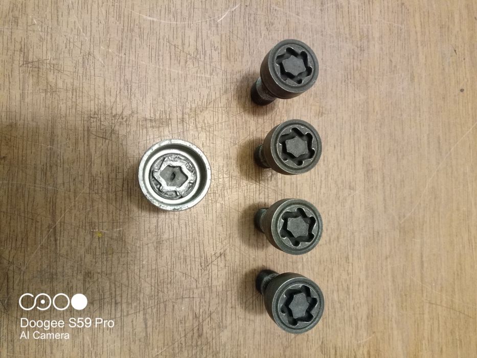 Nowa niższa cena. Zestaw śrub do kół VW antykradzieżowe.