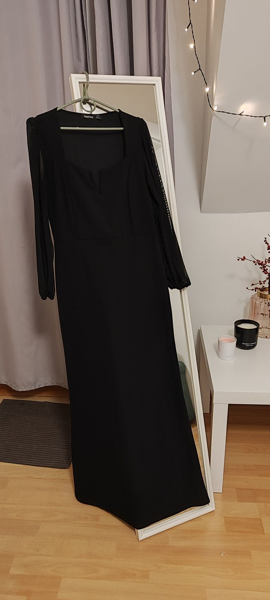 Długa, czarna sukienka sięgająca podłogi.