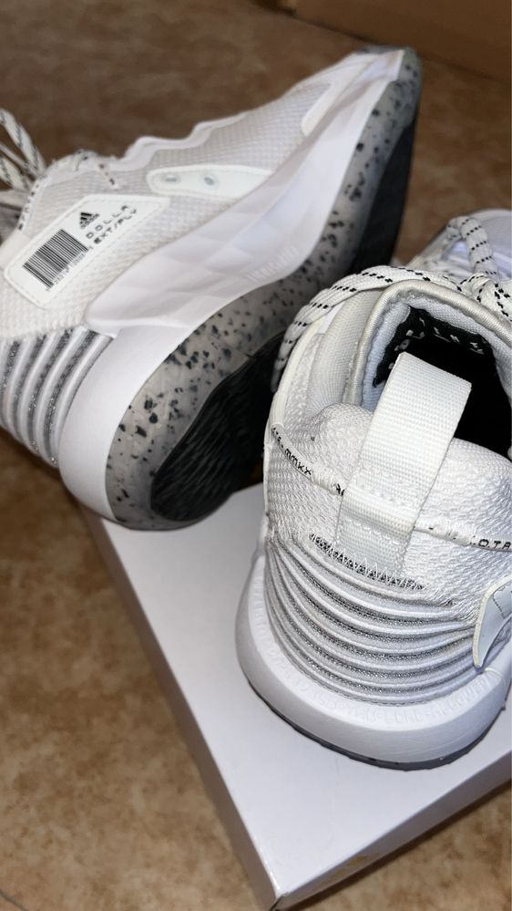 Кросівки Adidas для волейболу та занняттям спорту