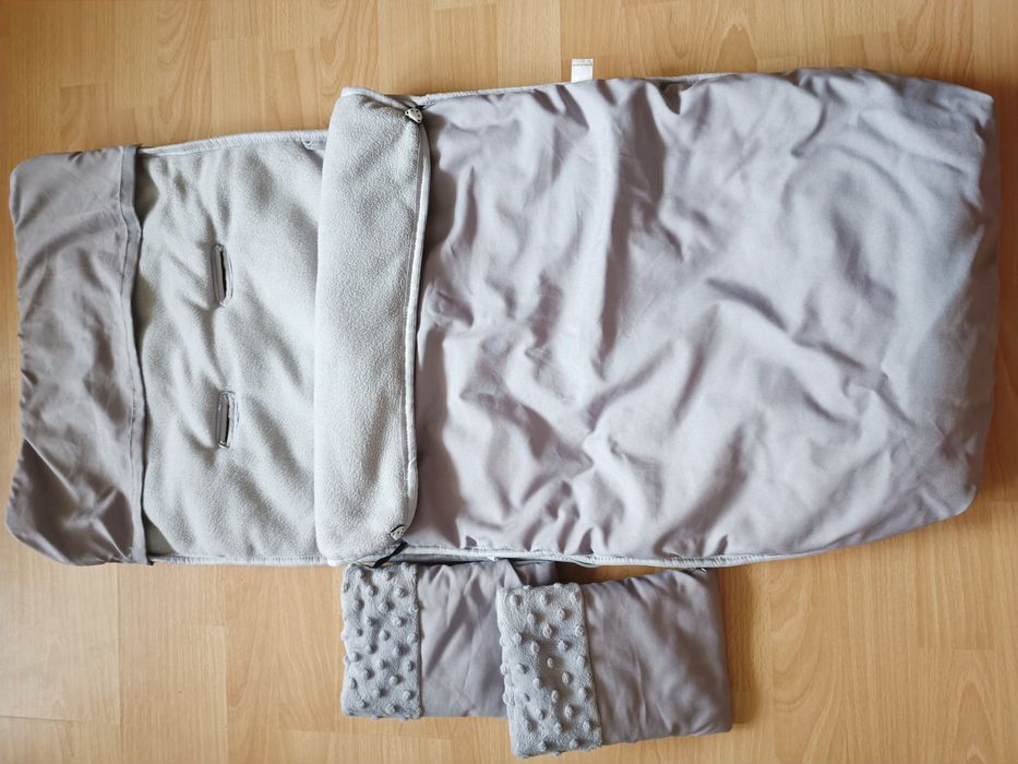 Zimowy śpiwór do wózka spacerówki z mufkami