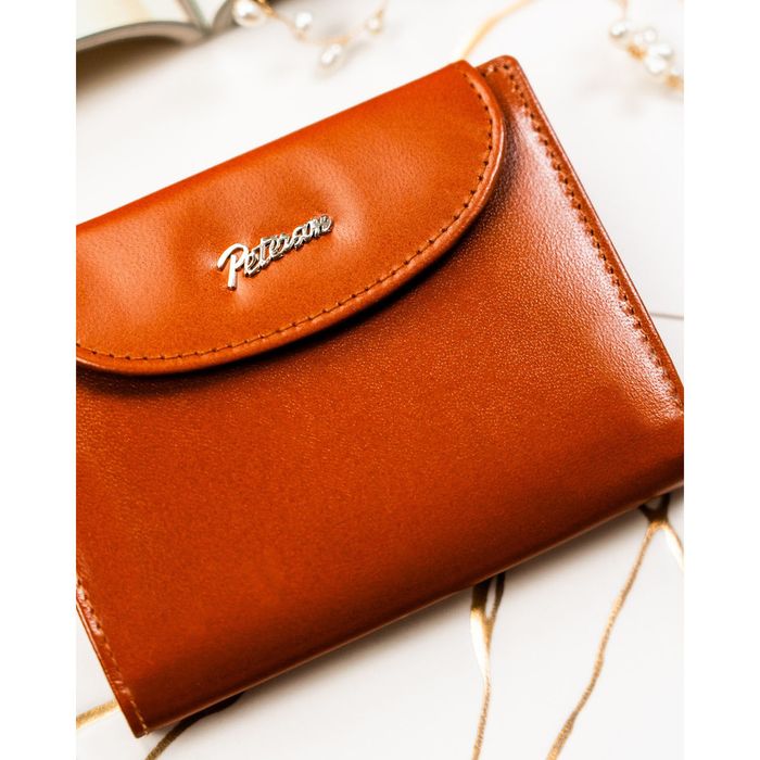 skórzany portfel damski w brązowym kolorze zamykany zatrzaskiem