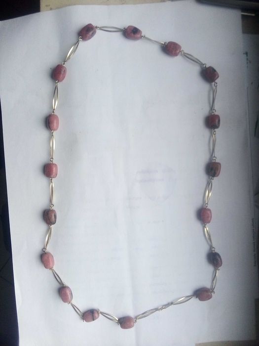 Sprzedam piękny naszyjnik z kamieniami rodonitu