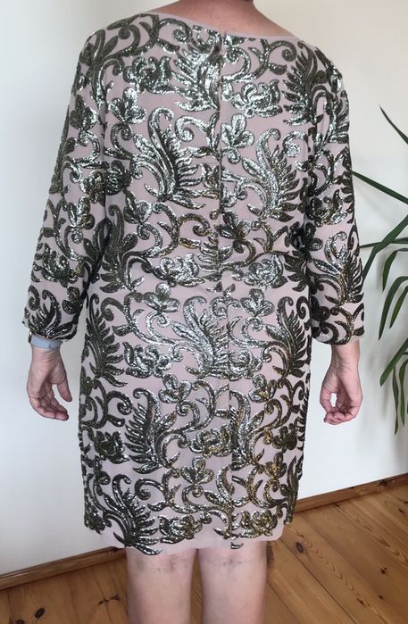 Sukienka bogato zdobiona cekiny wzór