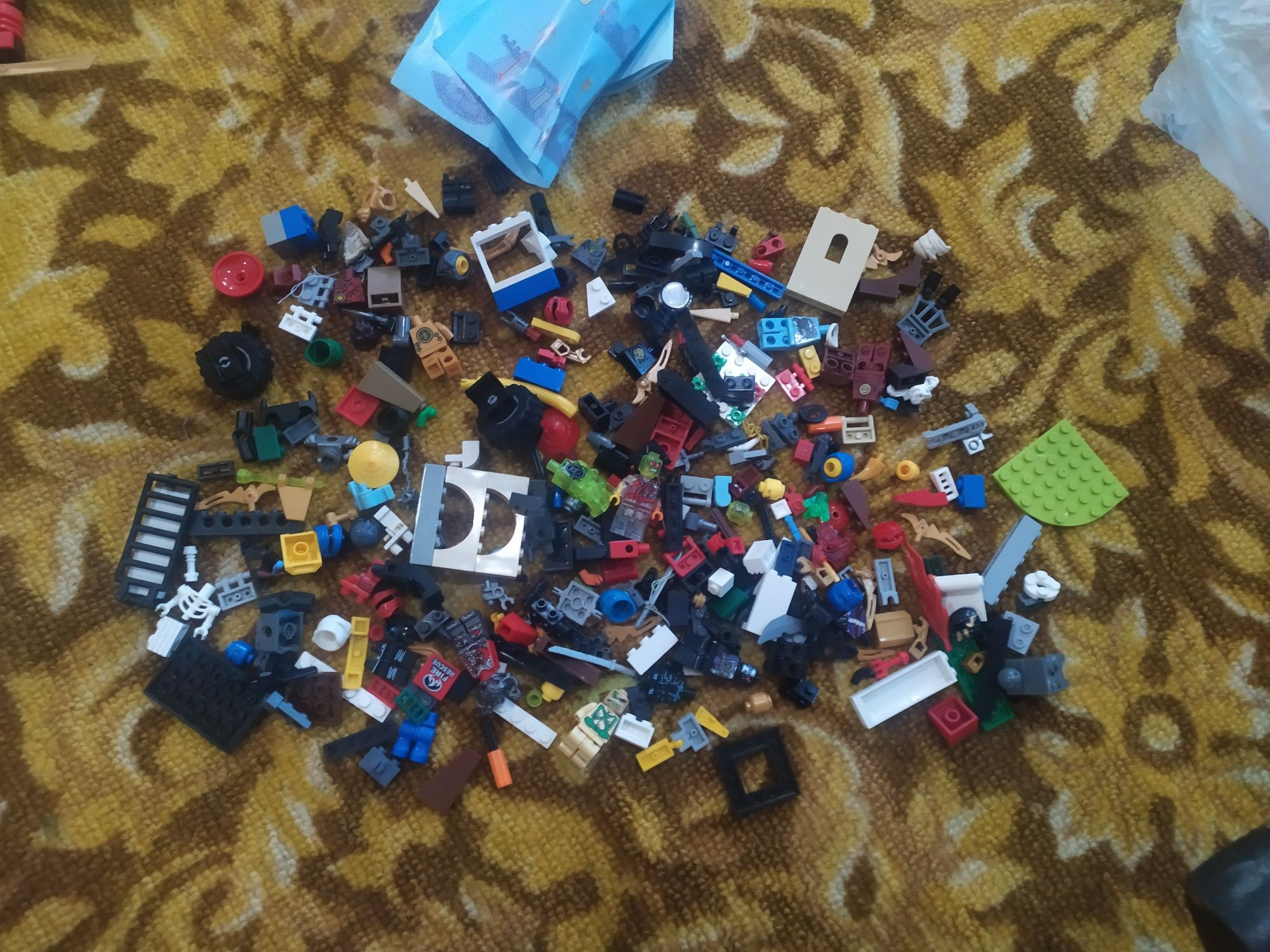 Огромное количество различных Лего конструкторов человечки