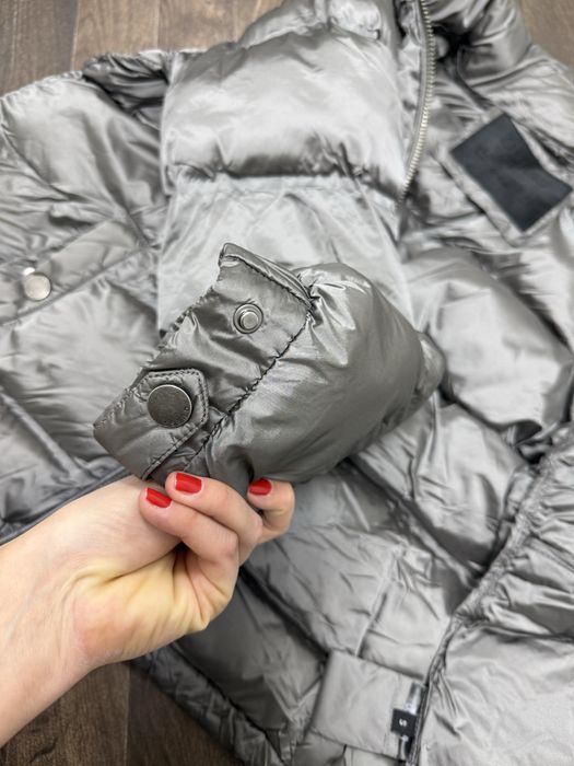 Стильна тепла курточка Guess кольору сірий  металік