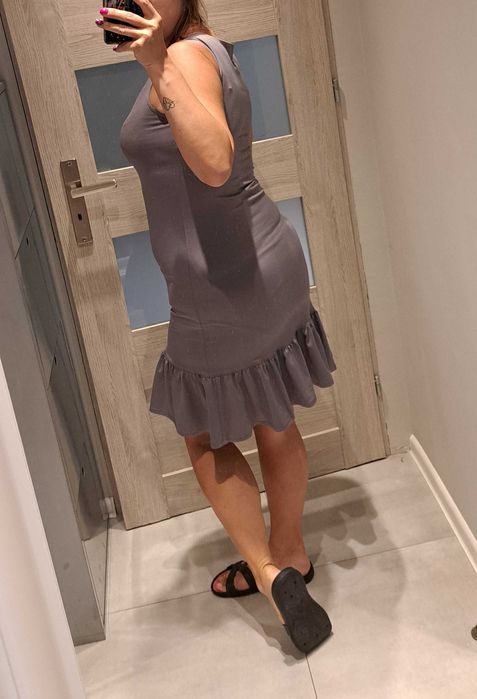 Szara elastyczna sukienka podkreślająca sylwetkę z ozdobną falbaną M