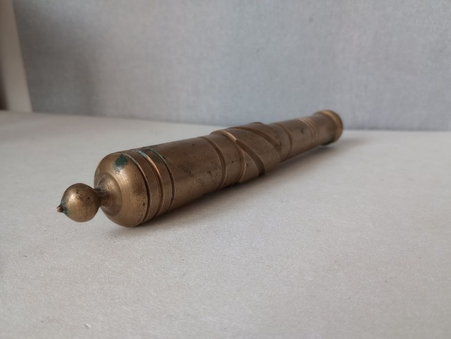 Mosiężne małe działko. Lufa armatnia