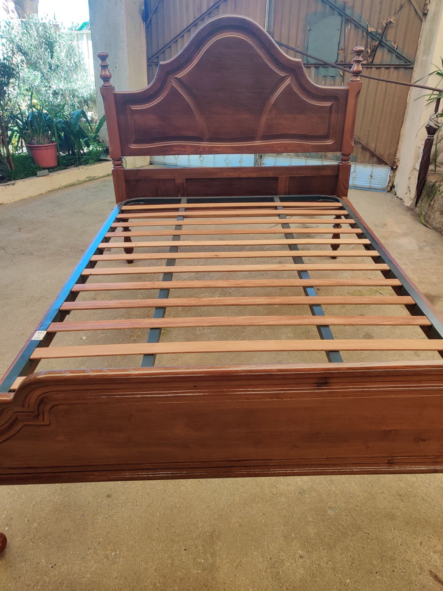 Cama de casal em madeira