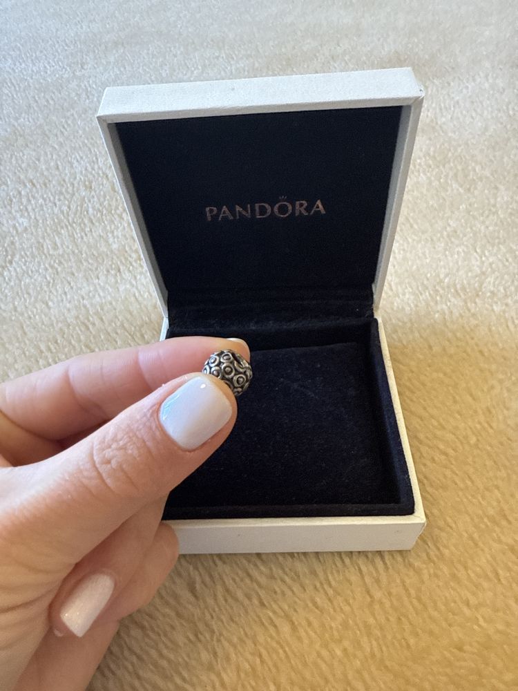 Peça em prata Pandora com respectiva caixa Pandora