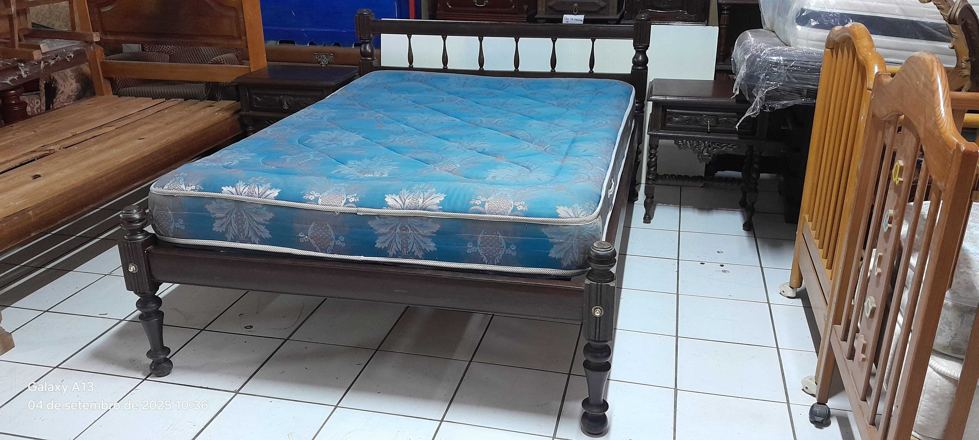 Cama de casal e 2 mesinhas de cabeceira