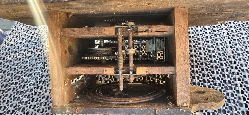 Stare zegary do renowacji z mechanizmami
Tytuł: Stary zegar z kukułką