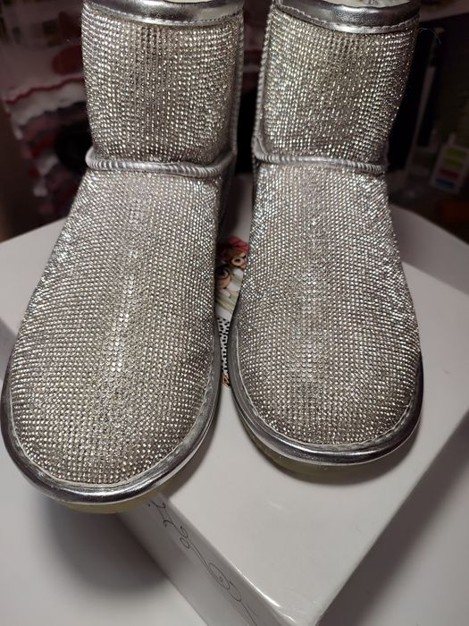 Угги  натуральный мех натуральная кожа розмер 38 полномерный .