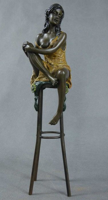 AKT Kobieta siedząca na krześle pozująca BRĄZ figura RZEŹBA 26,5 cm