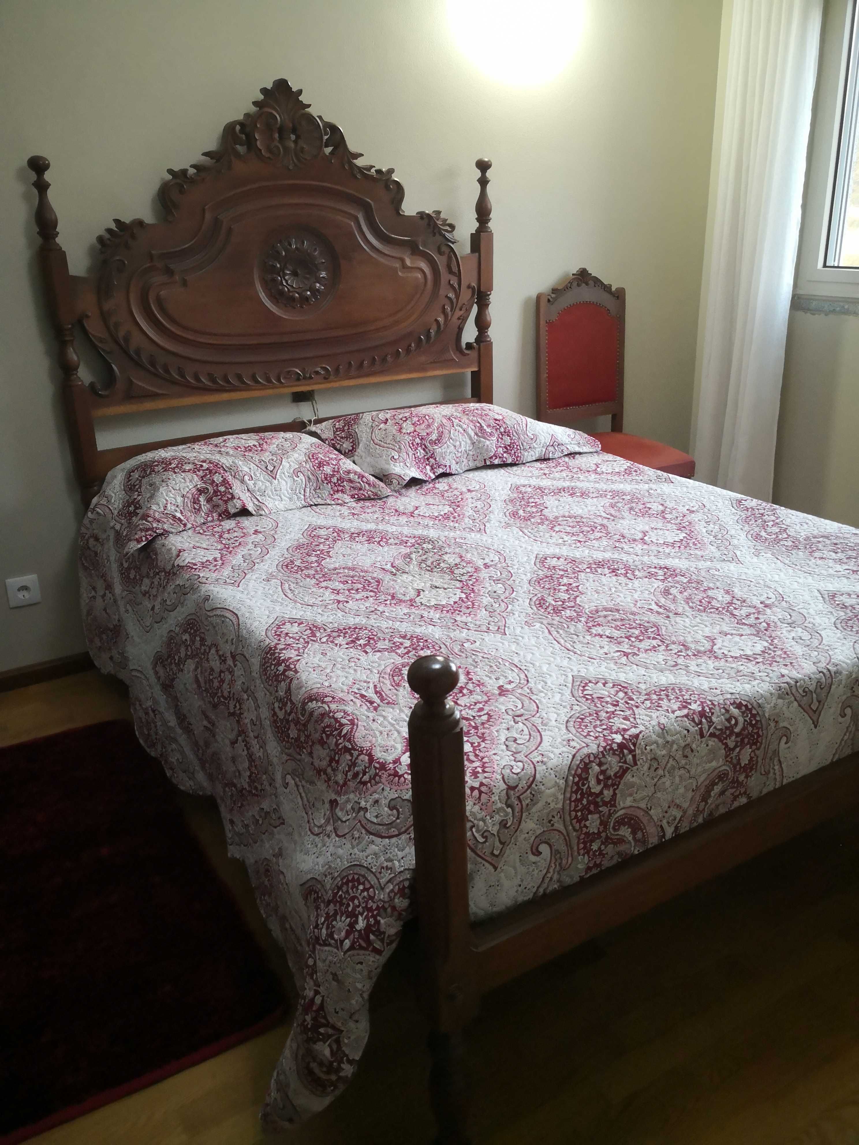 Cama de casal madeira com colchão - Barcelos