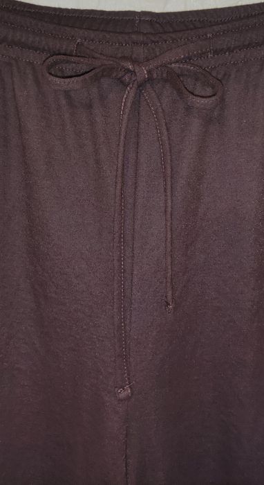 Чорний шоколад, стильні вільні штани із широкими штанинами від H&M.