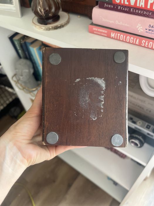 Drewniana szkatułka na bizuterię drobiazgi troche retro