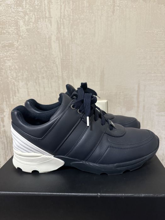 Chanel кросівки.