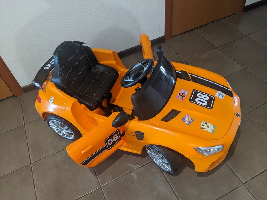 Дитячий електромобіль