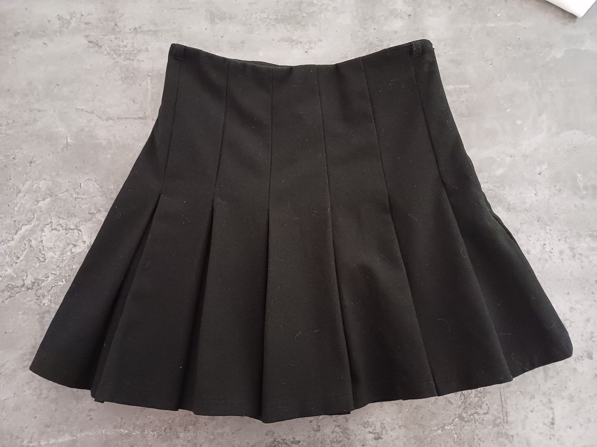 Saias estilo tenista com sapatilhas