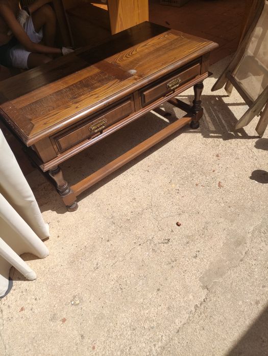 MESA  de madeira maciça.